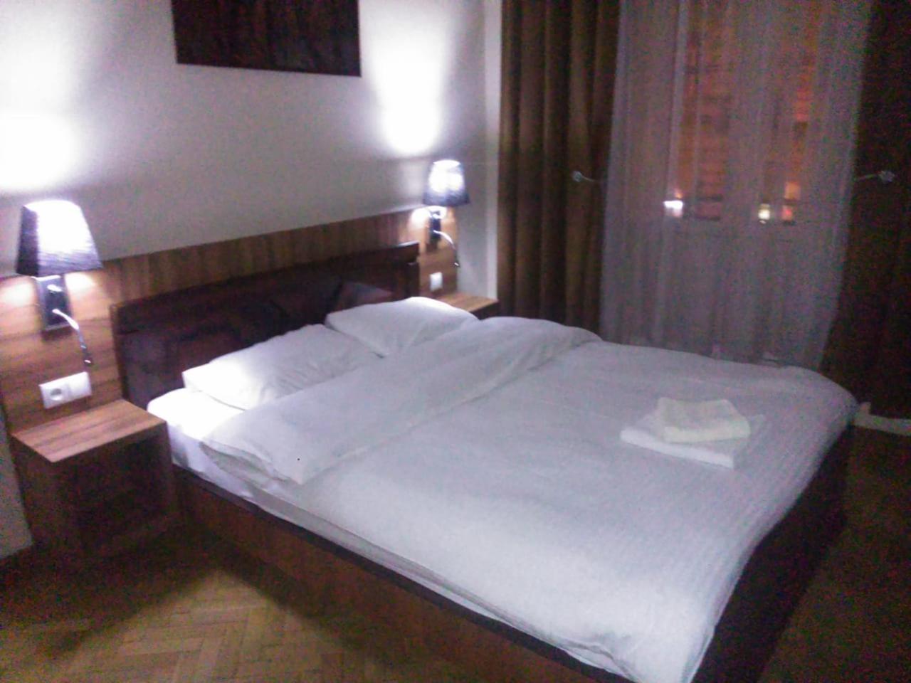 Hotel Nice ティビリシ エクステリア 写真